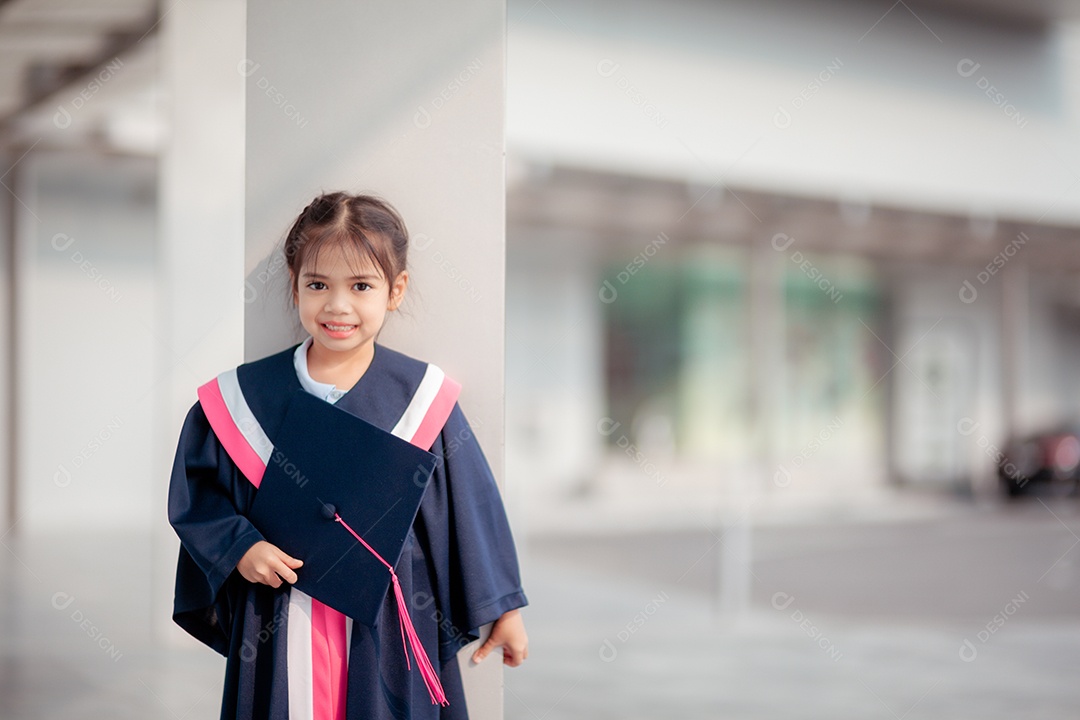 Menina asiática felizes em vestidos de formatura no dia da formatura na escola. Conceito de formatura