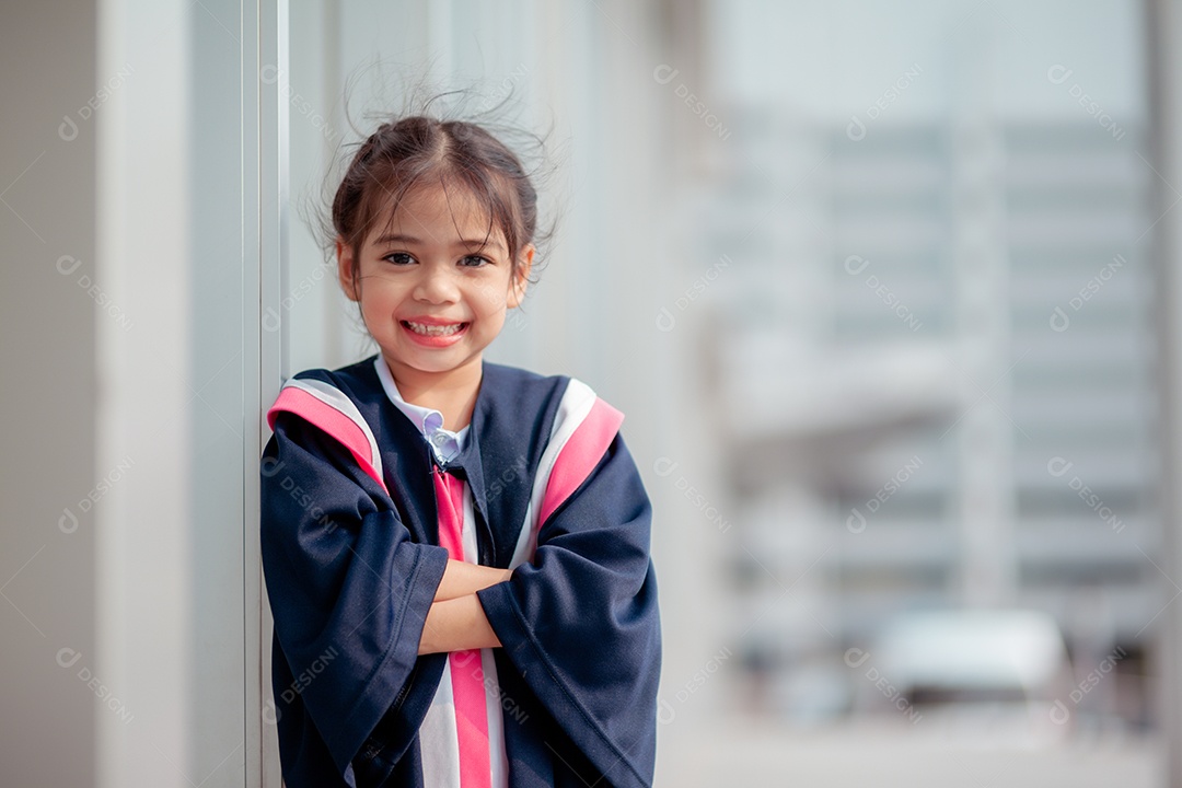 Menina asiática felizes em vestidos de formatura no dia da formatura na escola. Conceito de formatura