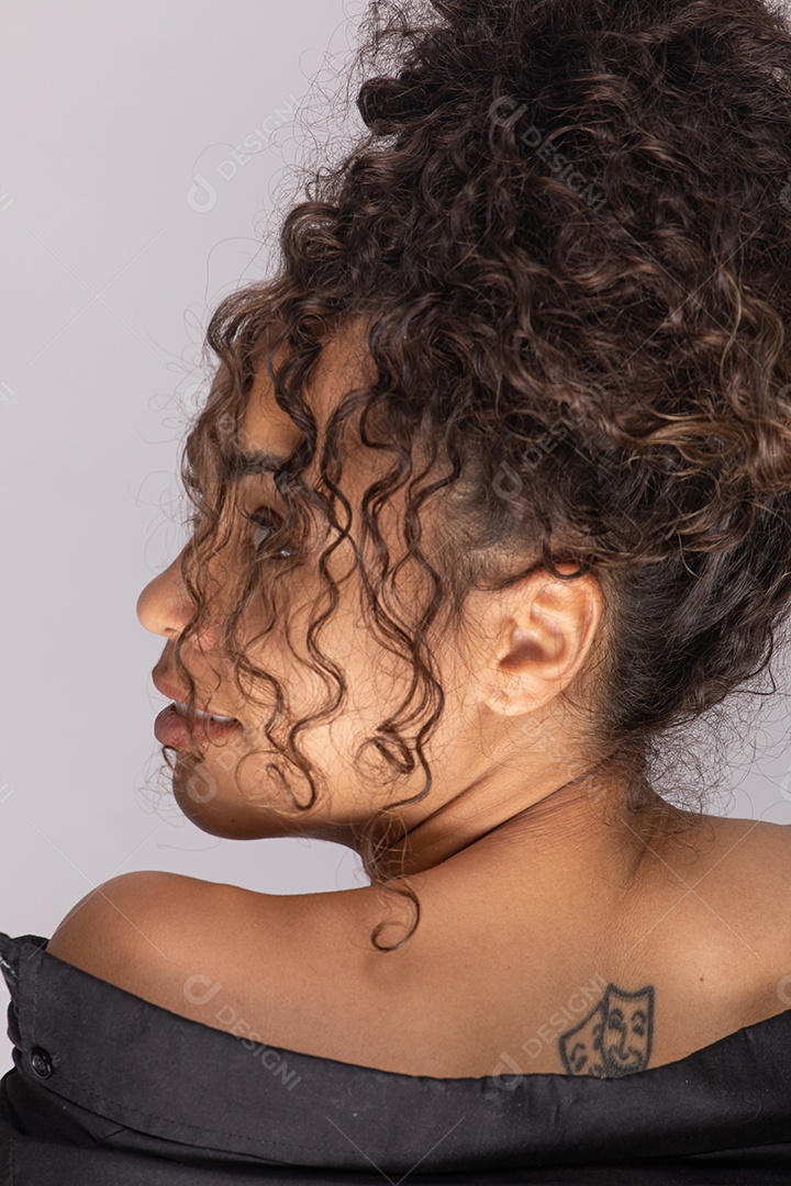 Linda mulher jovem garota sobre fundo isolado