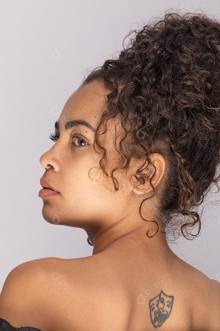 Linda mulher jovem garota sobre fundo isolado