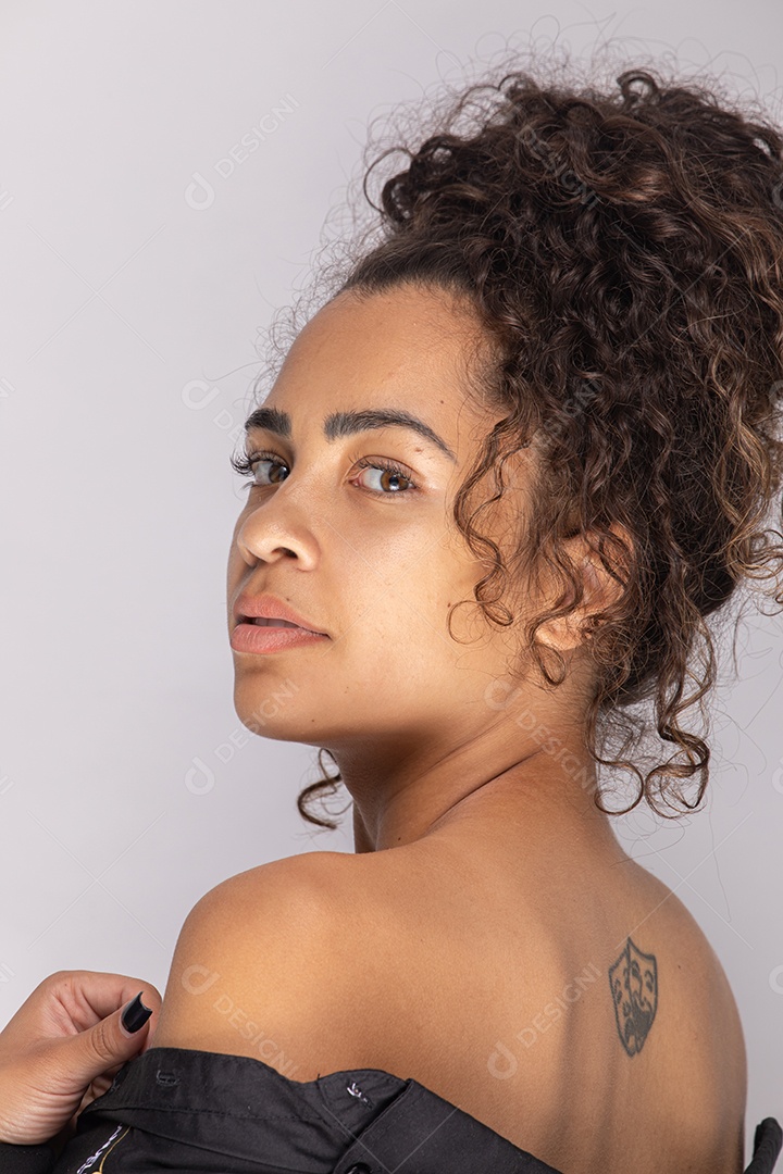 Linda mulher jovem garota sobre fundo isolado