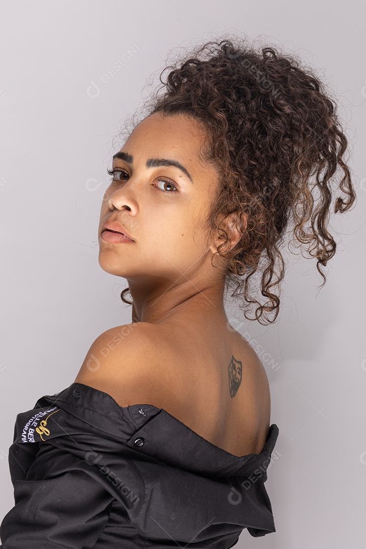 Linda mulher jovem garota sobre fundo isolado