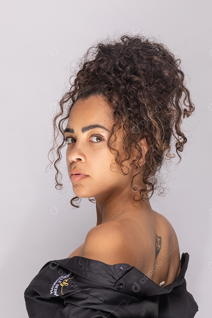 Linda mulher jovem garota sobre fundo isolado