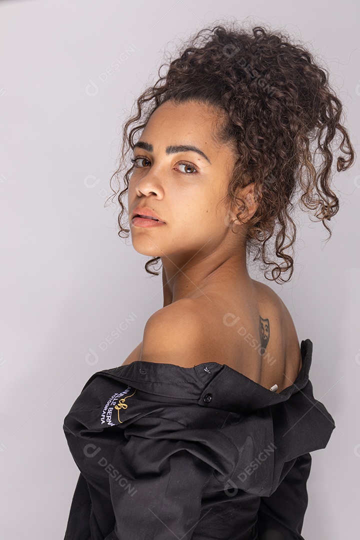 Linda mulher jovem garota sobre fundo isolado