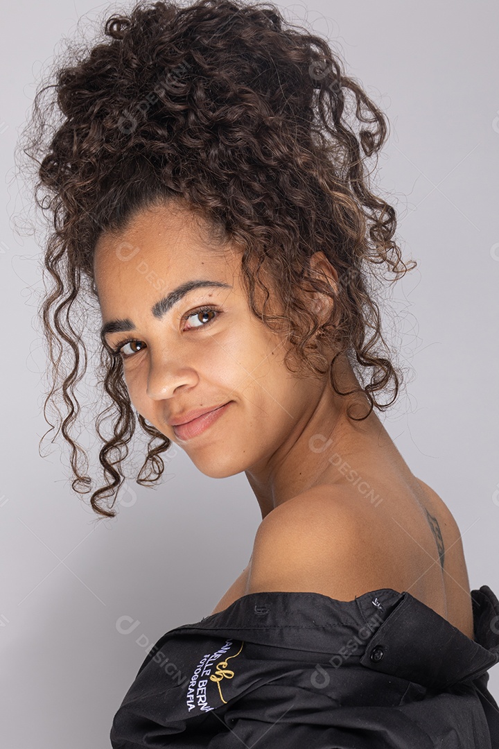 Linda mulher jovem garota sobre fundo isolado