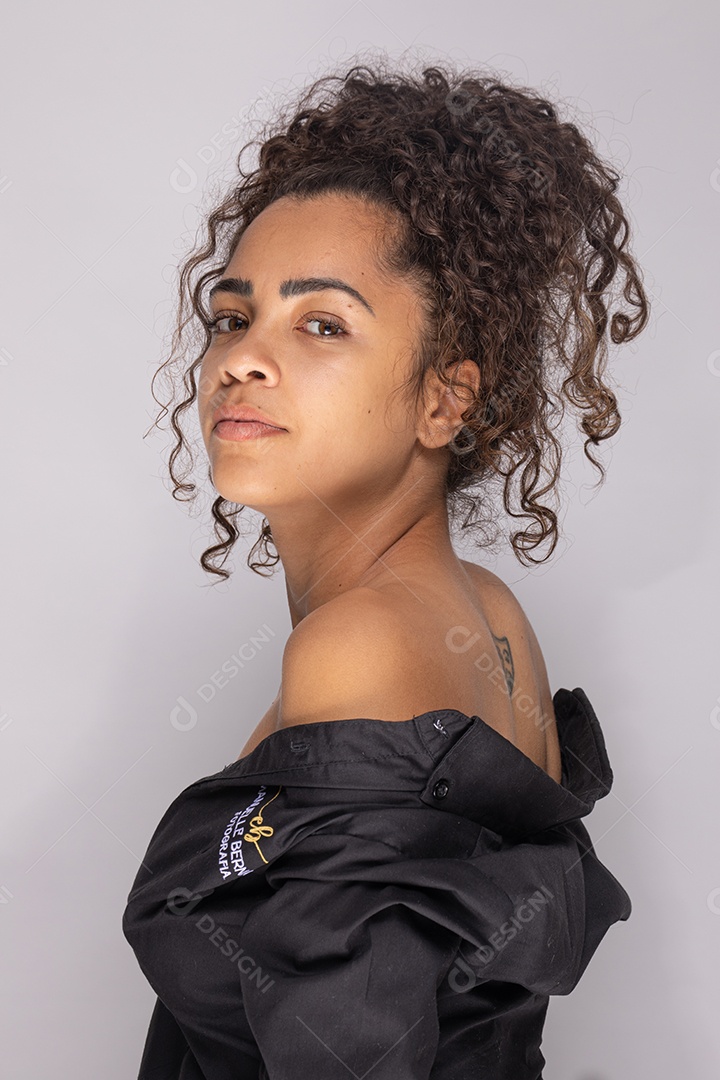 Linda mulher jovem garota sobre fundo isolado