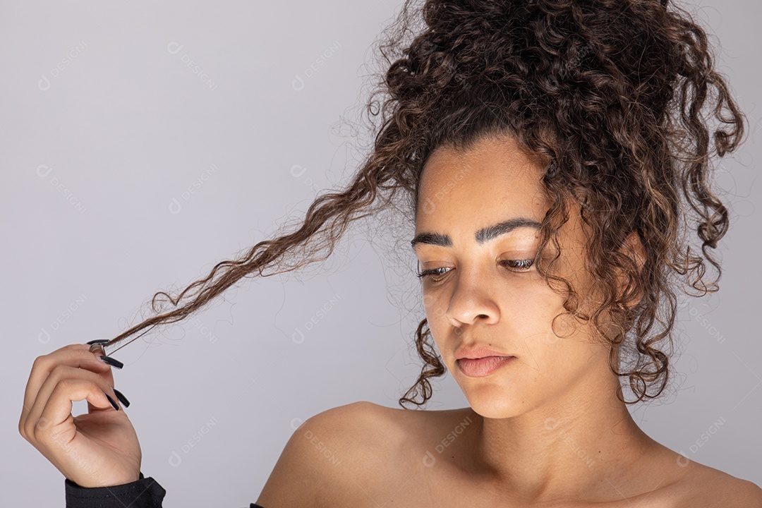 Linda mulher jovem garota sobre fundo isolado