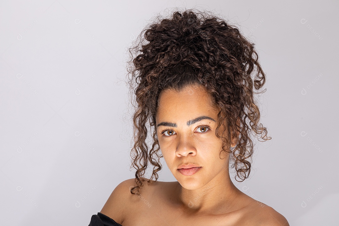 Linda mulher jovem garota sobre fundo isolado