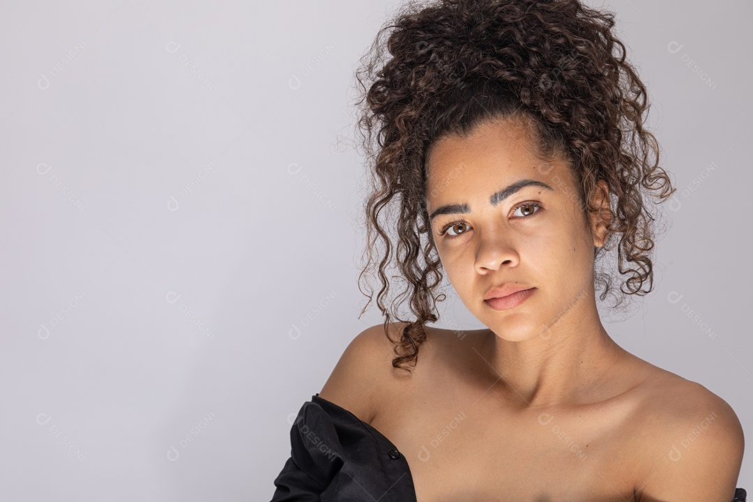 Linda mulher jovem garota sobre fundo isolado