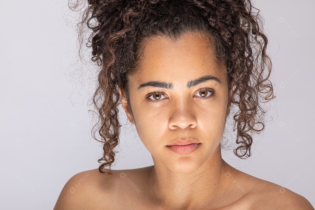 Linda mulher jovem garota sobre fundo isolado