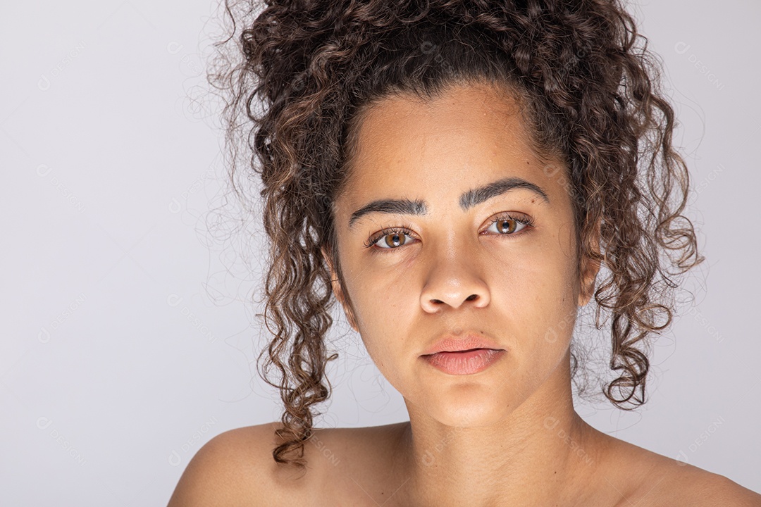 Linda mulher jovem garota sobre fundo isolado