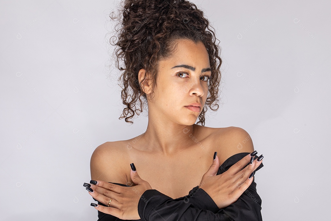 Linda mulher jovem garota sobre fundo isolado