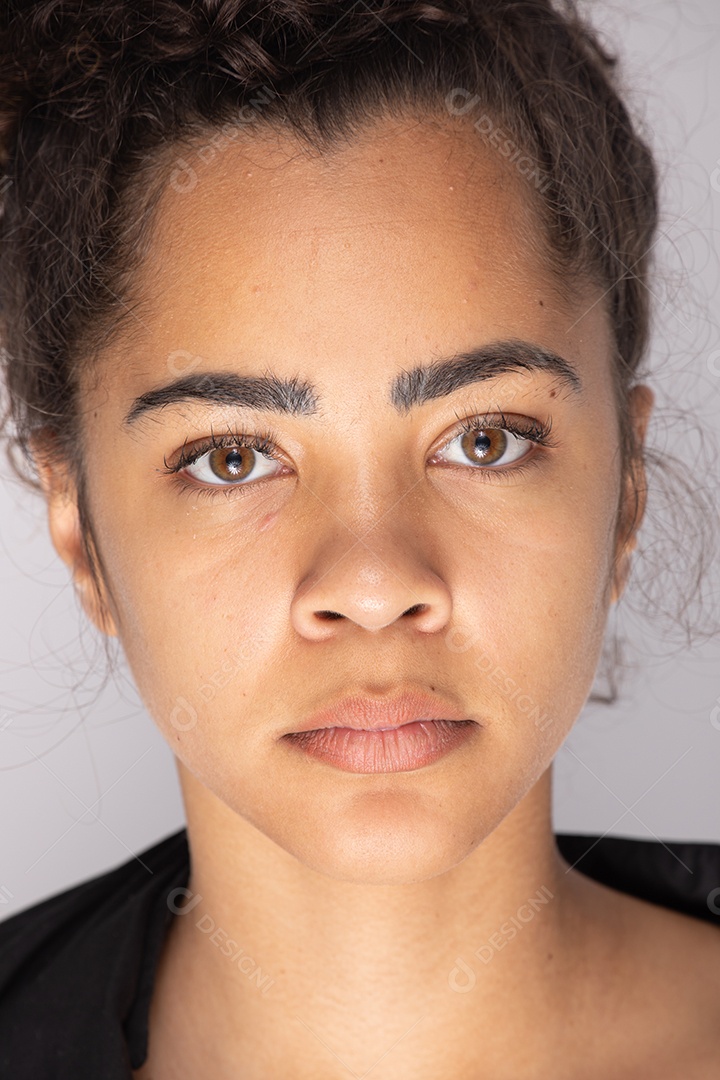 Linda mulher jovem garota sobre fundo isolado