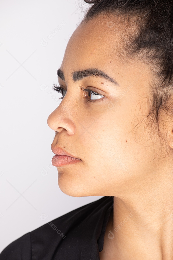 Linda mulher jovem garota sobre fundo isolado