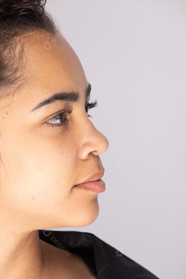 Linda mulher jovem garota sobre fundo isolado