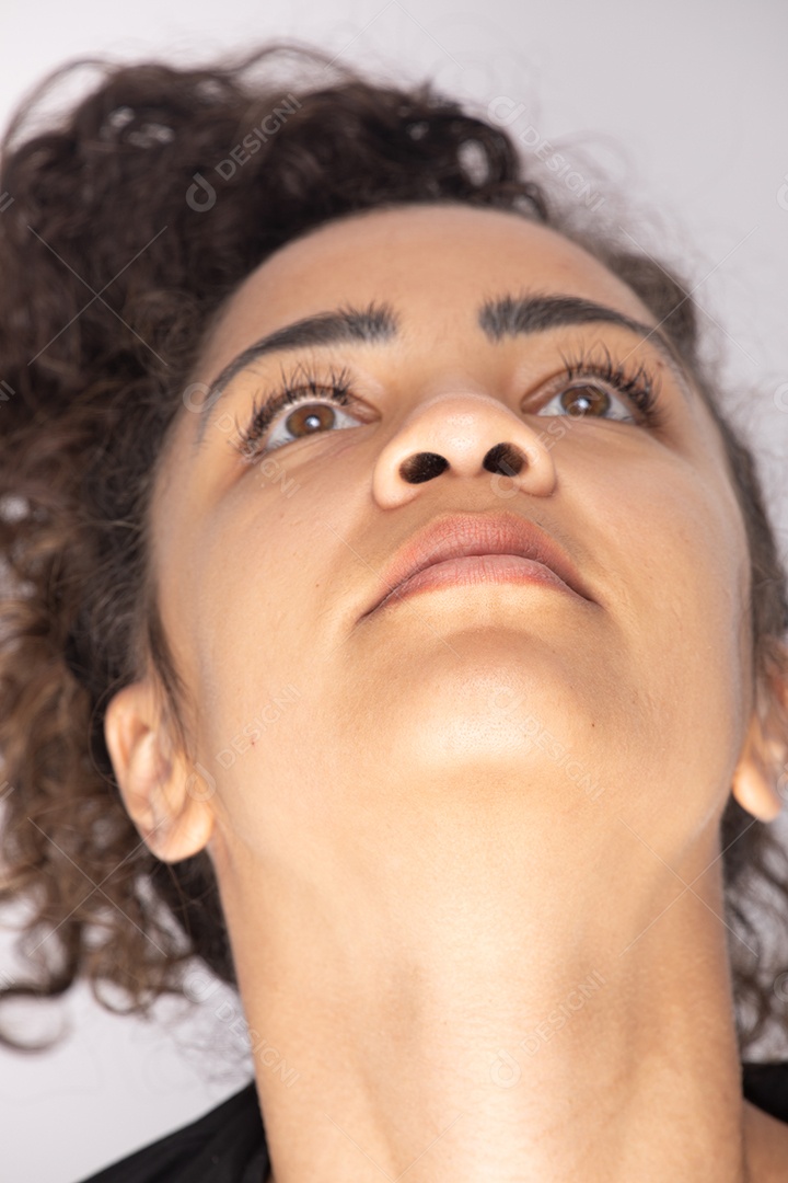 Linda mulher jovem garota sobre fundo isolado