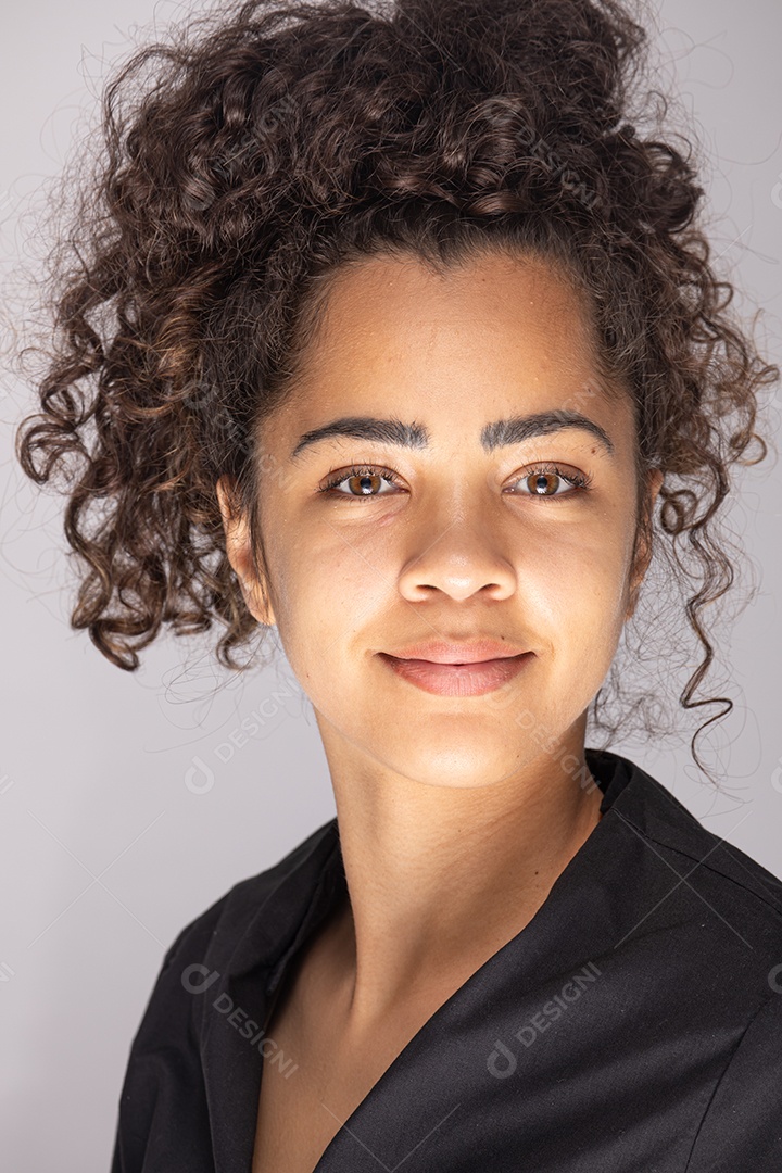 Linda mulher jovem garota sobre fundo isolado