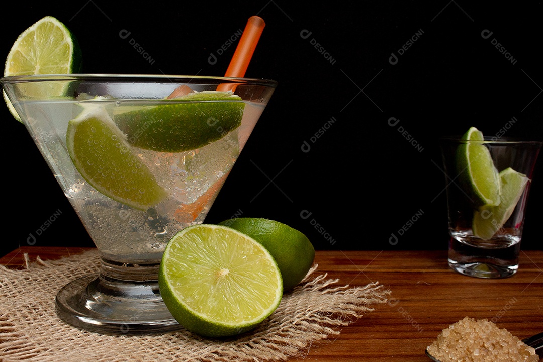 Bebida brasileira caipirinha com limão e ingredientes ao redor