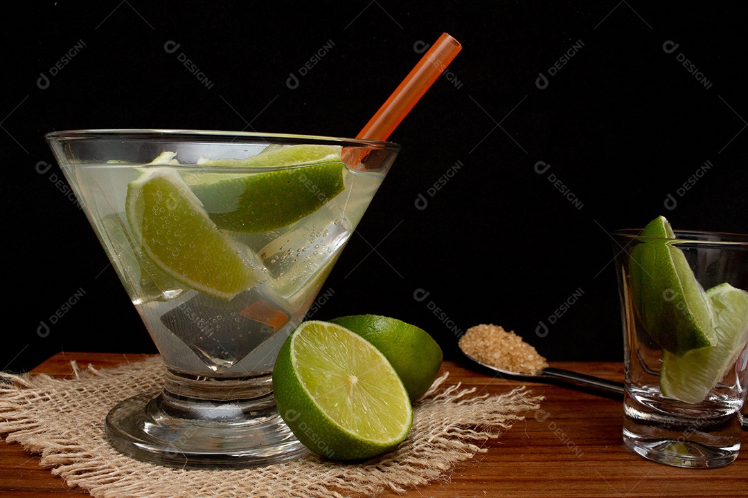 Bebida brasileira caipirinha com limão e ingredientes ao redor