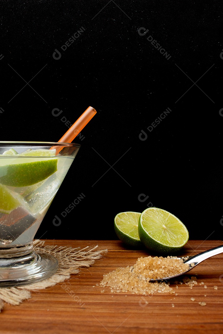 Bebida brasileira caipirinha com limão e ingredientes ao redor