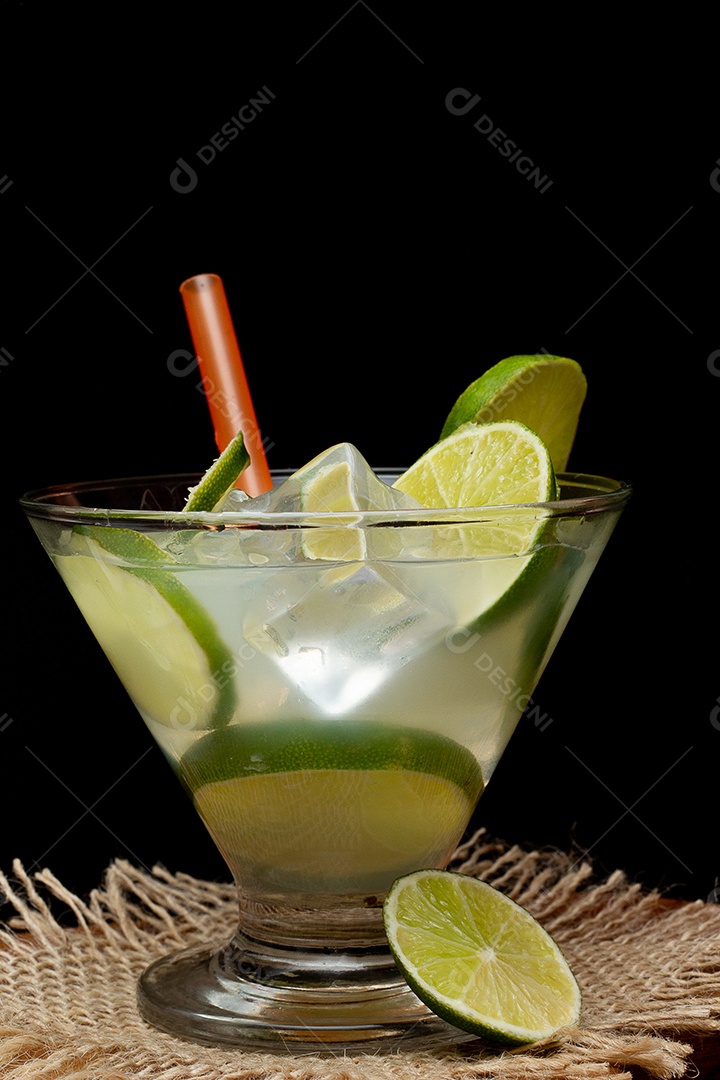 Bebida brasileira caipirinha com limão e ingredientes ao redor