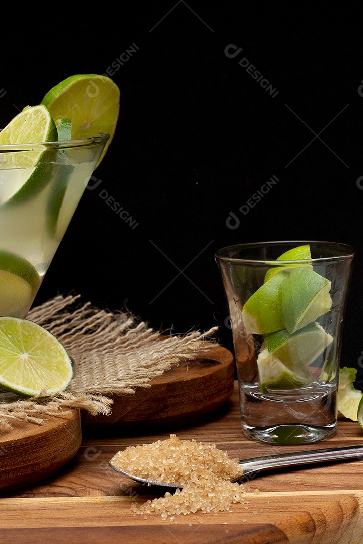 Bebida brasileira caipirinha com limão e ingredientes ao redor