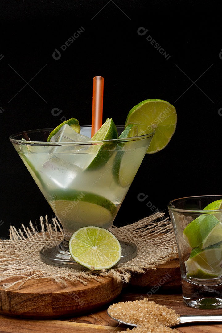 Bebida brasileira caipirinha com limão e ingredientes ao redor