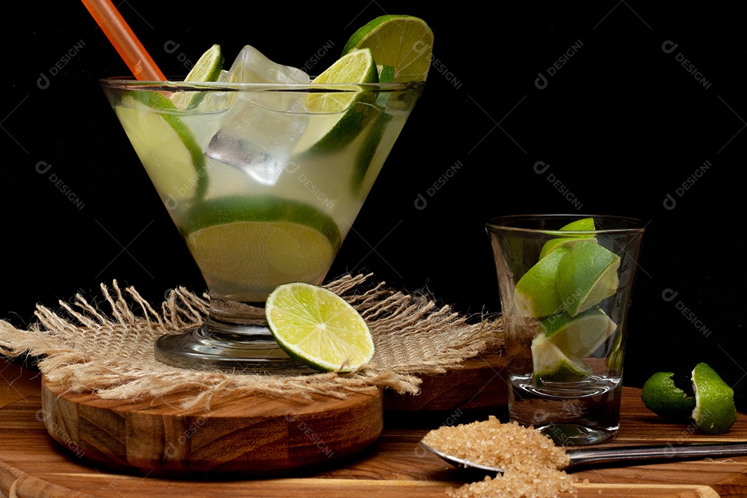 Bebida brasileira caipirinha com limão e ingredientes ao redor