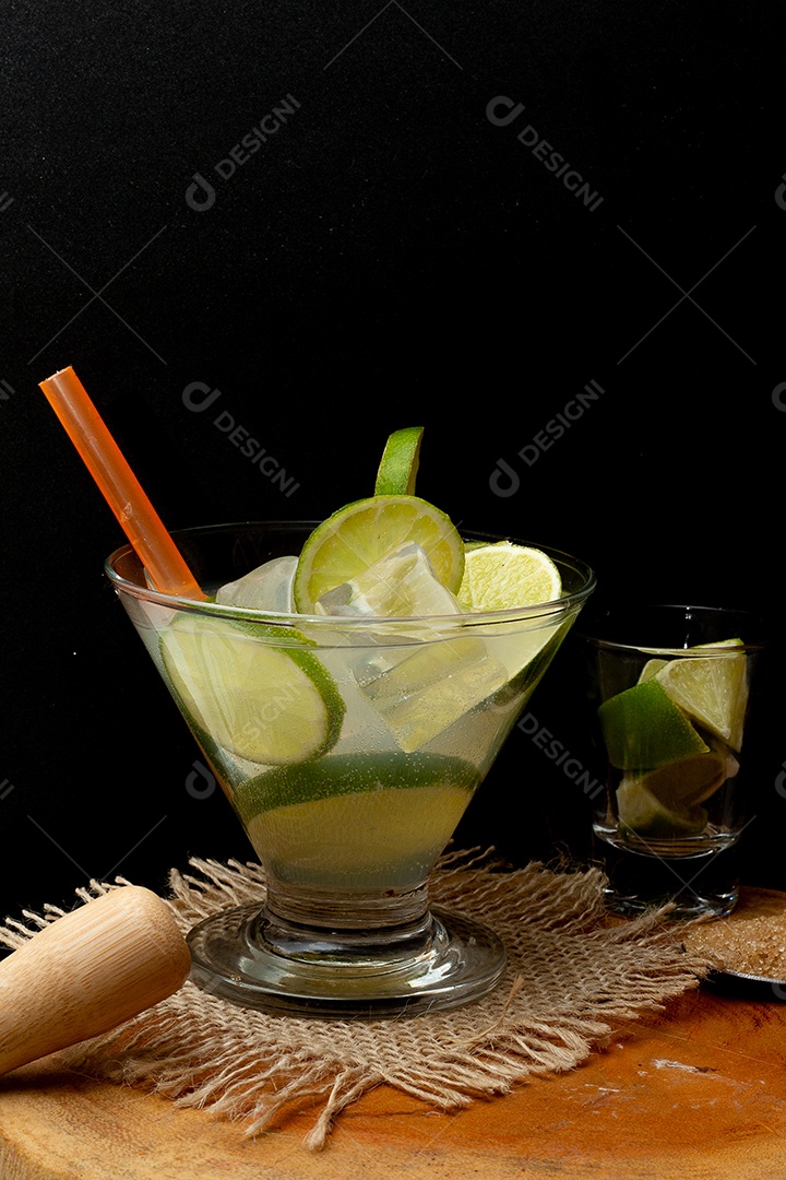 Bebida brasileira caipirinha com limão e ingredientes ao redor