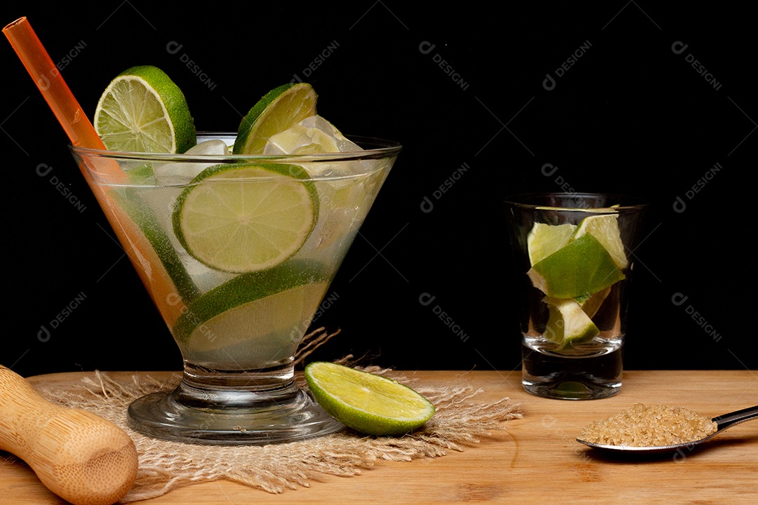 Bebida brasileira caipirinha com limão e ingredientes ao redor