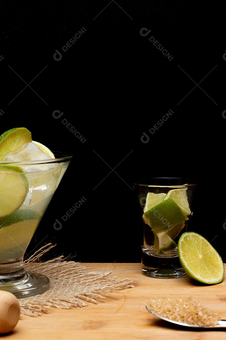 Bebida brasileira caipirinha com limão e ingredientes ao redor