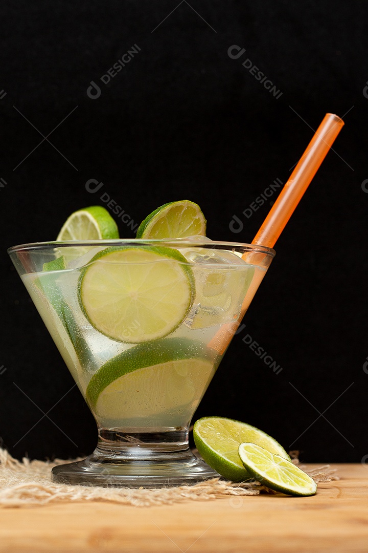 Bebida brasileira caipirinha com limão e ingredientes ao redor