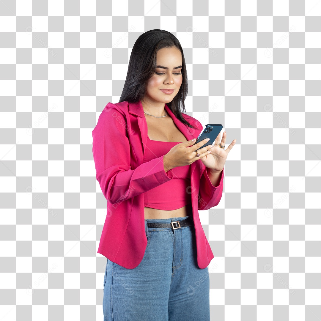 Linda garota mexendo em seu celular