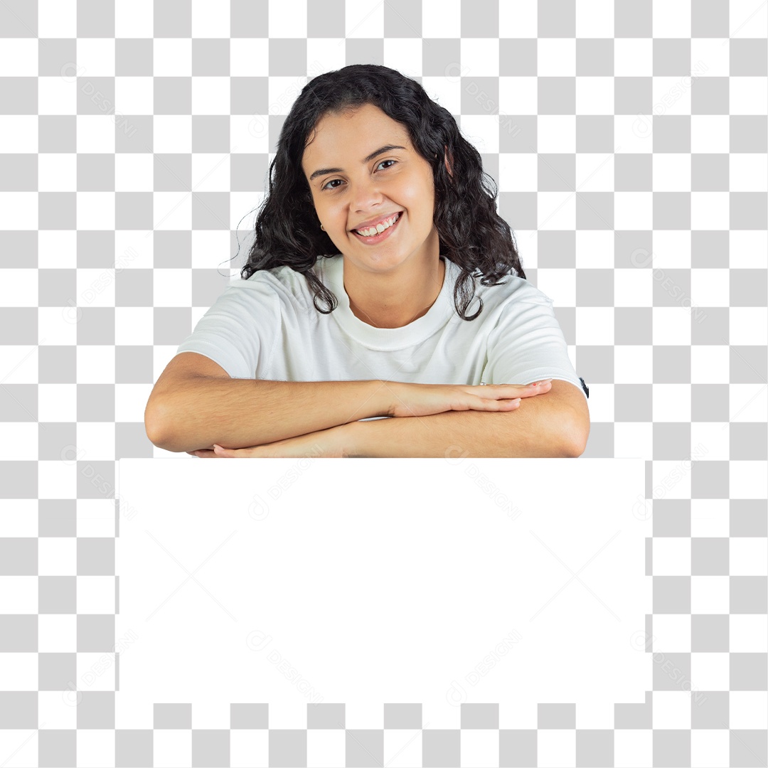 Linda jovem de cabelos cacheados sorrindo