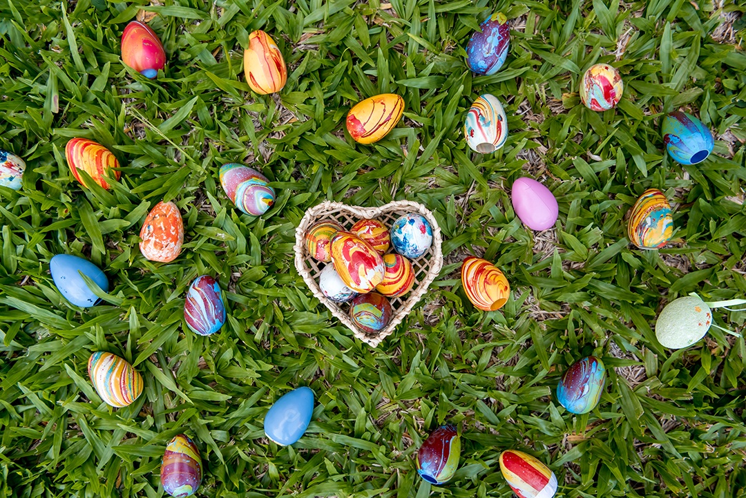 Ovos de páscoa coloridos na grama