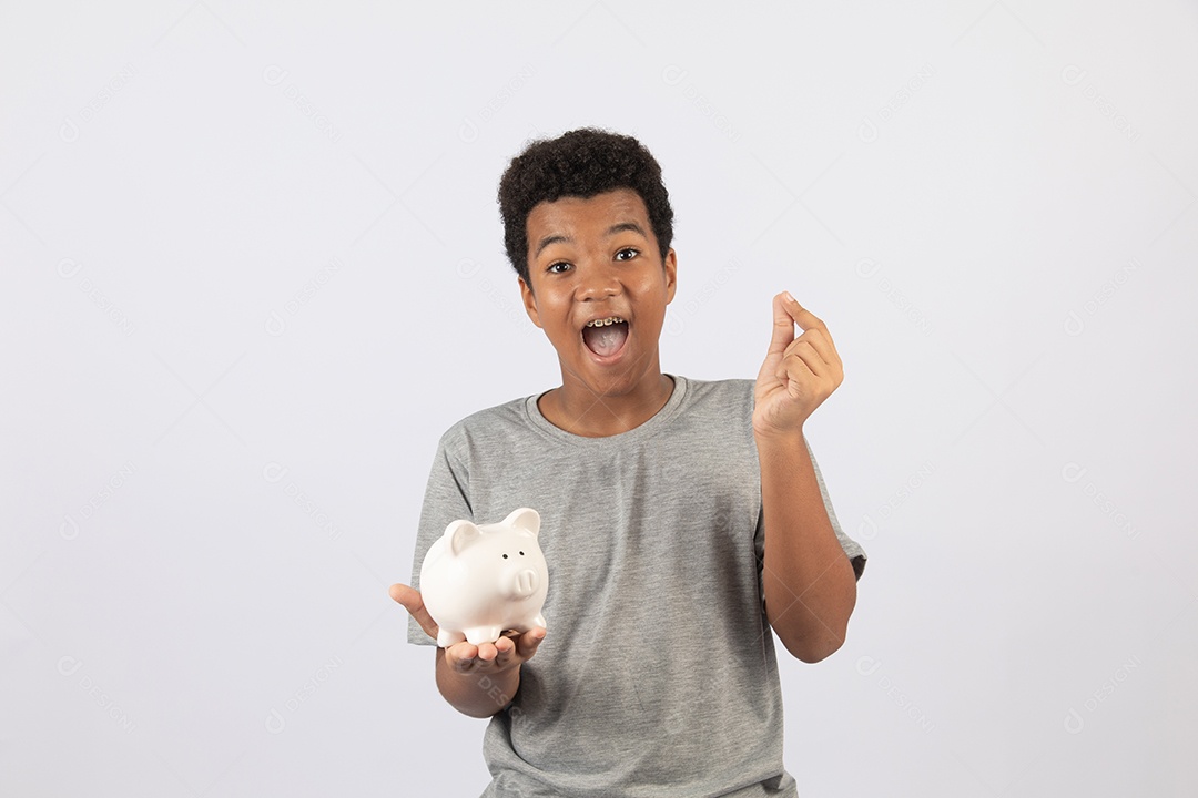 Menino jovem segurando cofrinho sobre fundo isolado