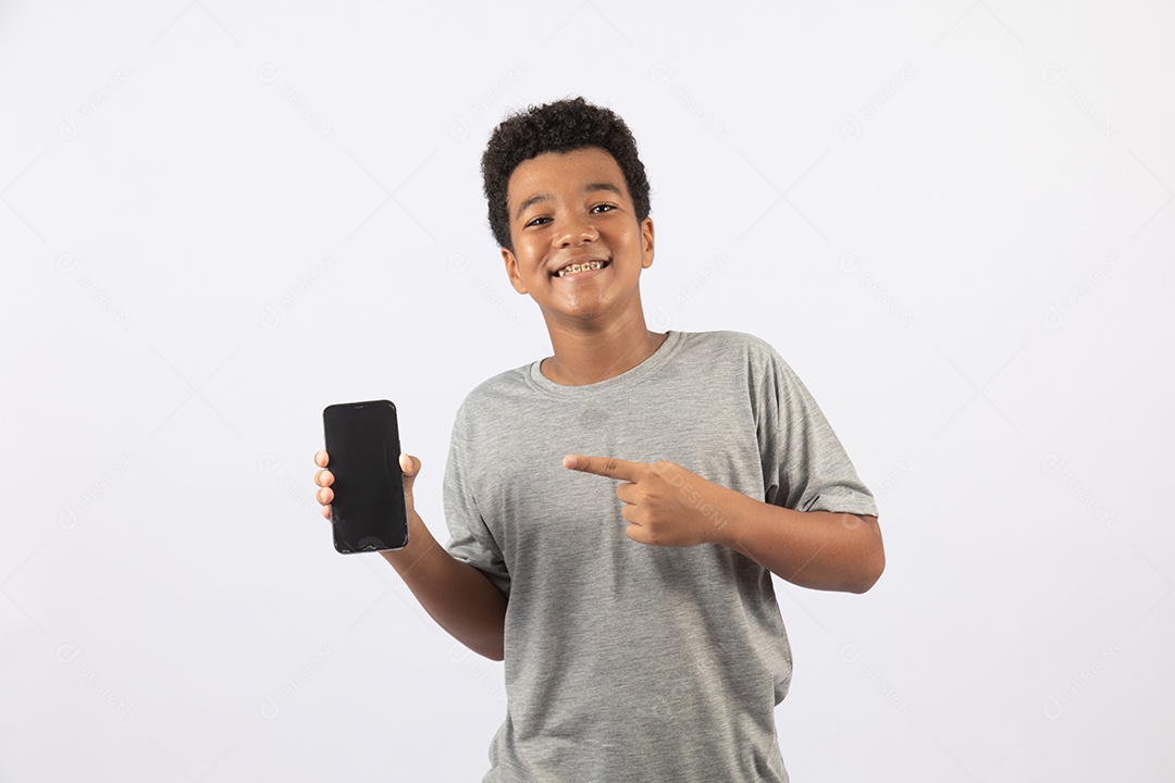 Menino jovem segurando celular smartphone sobre fundo isolado