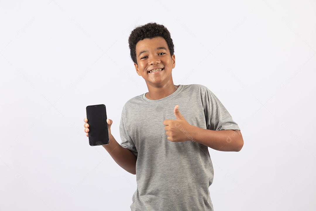 Menino jovem segurando celular smartphone sobre fundo isolado