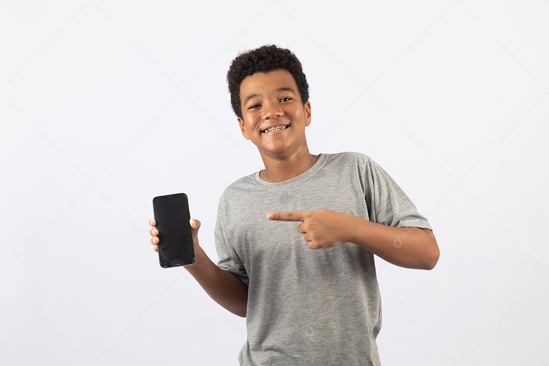 Menino jovem segurando celular smartphone sobre fundo isolado