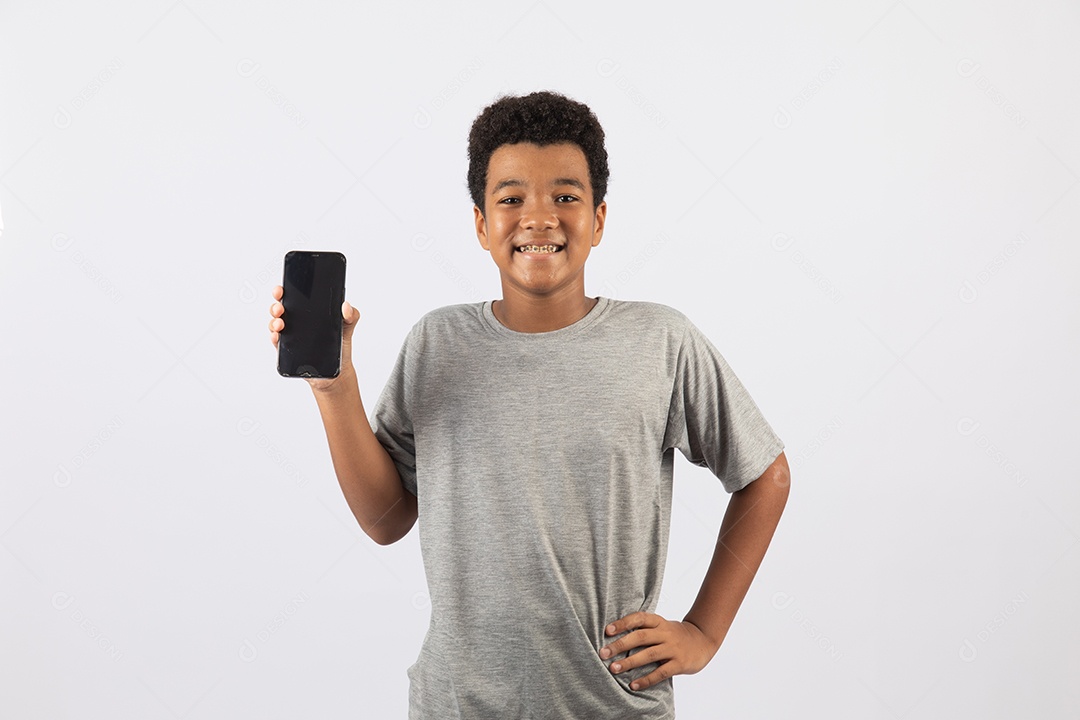 Menino jovem segurando celular smartphone sobre fundo isolado