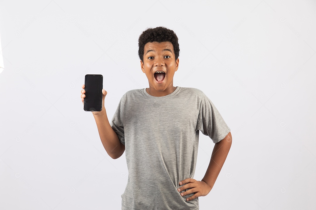 Menino jovem segurando celular smartphone sobre fundo isolado