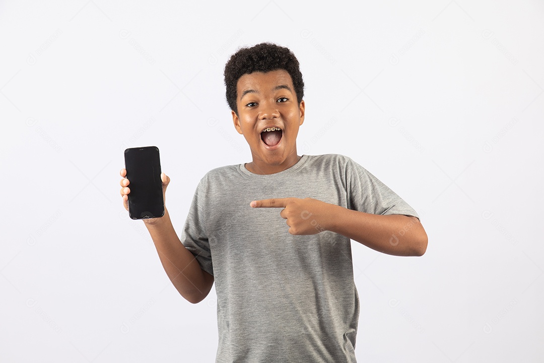 Menino jovem segurando celular smartphone sobre fundo isolado