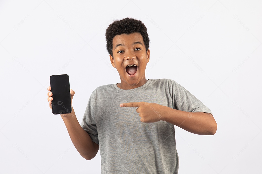 Menino jovem segurando celular smartphone sobre fundo isolado