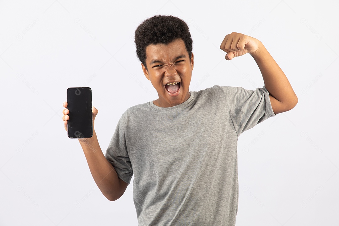 Menino jovem segurando celular smartphone sobre fundo isolado