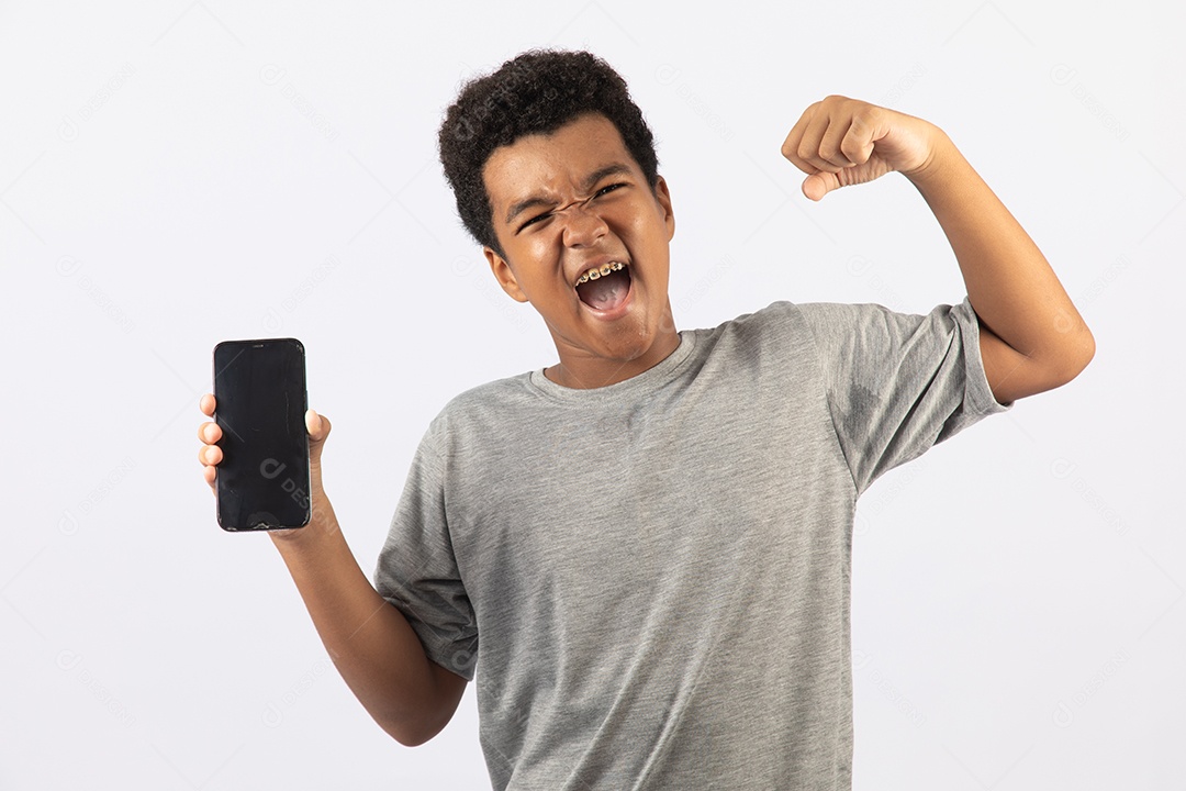 Menino jovem segurando celular smartphone sobre fundo isolado