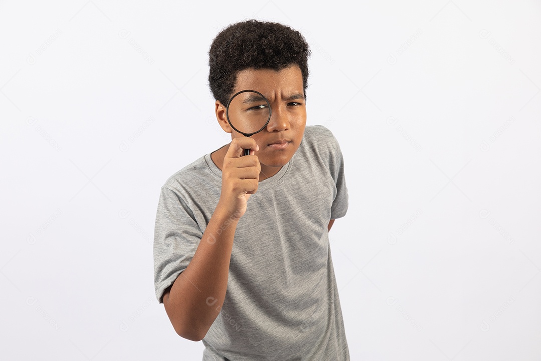Menino jovem segurando lupa sobre fundo isolado