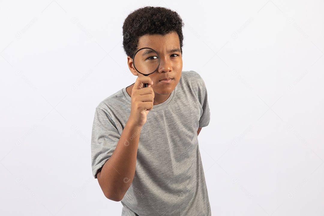 Menino jovem segurando lupa sobre fundo isolado