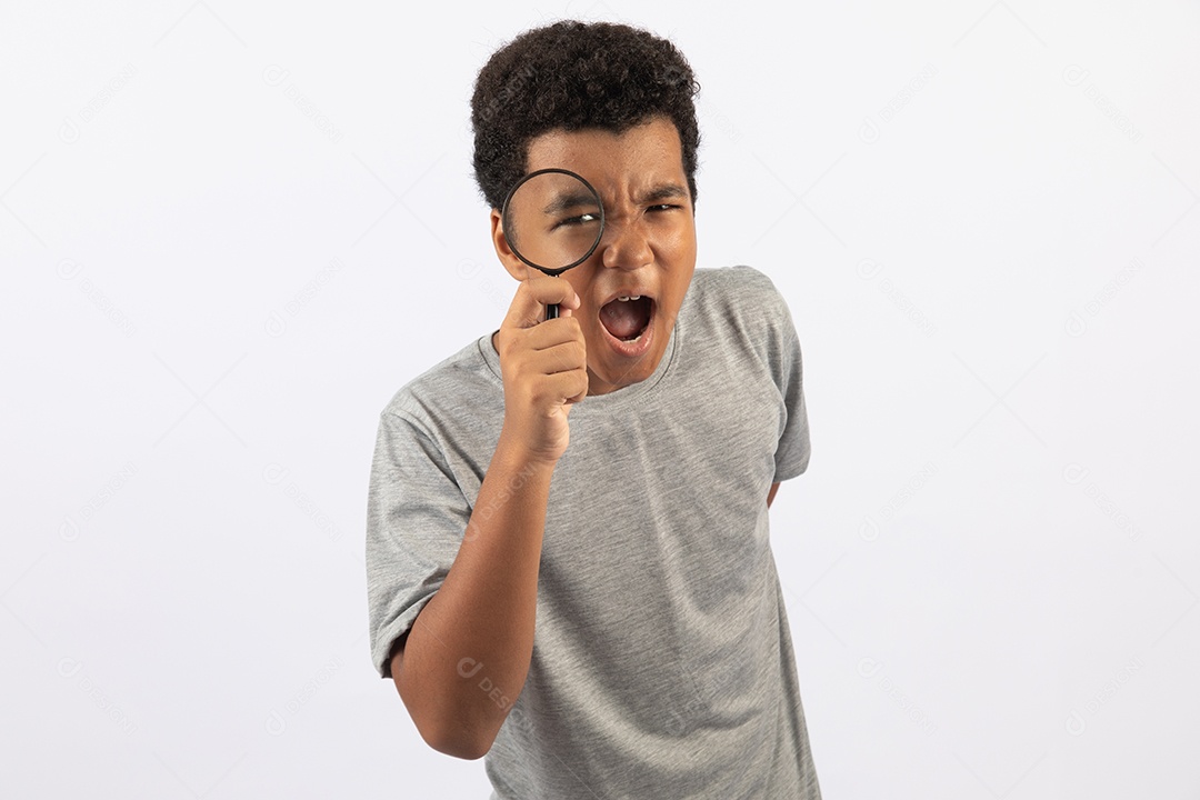 Menino jovem segurando lupa sobre fundo isolado