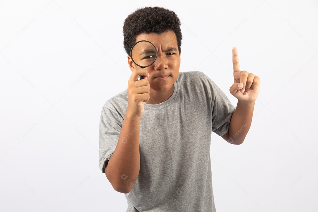Menino jovem segurando lupa sobre fundo isolado