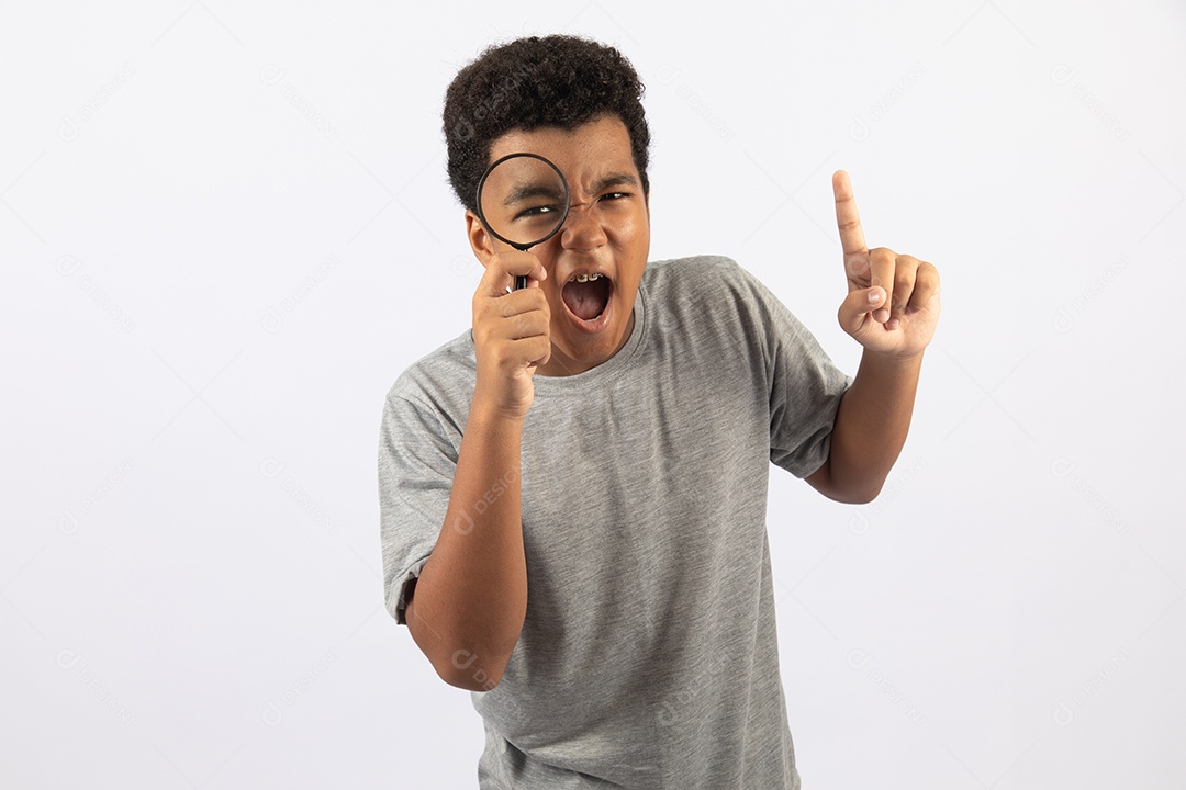 Menino jovem segurando lupa sobre fundo isolado